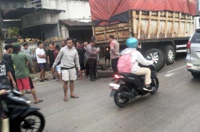 Seruduk Belakang Dump Truk di Bekasi, Pemotor Satria F150 Kehilangan Nyawa