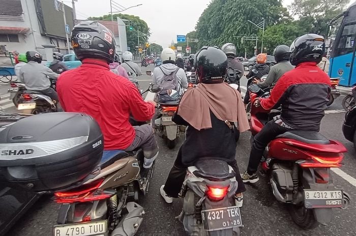 Pakar Safety Riding Bagikan Tips Berkendara Saat Terjebak Kemacetan di Jalan