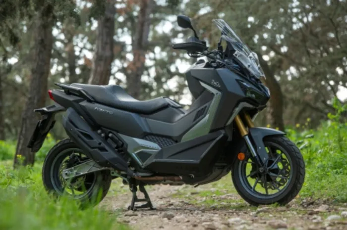 Dijual Seharga Mobil, Memang Punya Kelebihan Apa Skutik Adventure Ini?