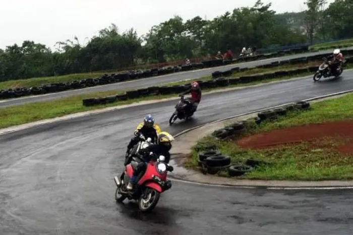 Awas Nyium Aspal, Ahli Bagikan Teknik Mengerem di Tikungan Saat Hujan